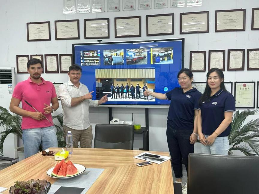 品質(zhì)鑄就信任：巴西客戶批量采購PU復(fù)合板、琉璃瓦及TR35單板成型機