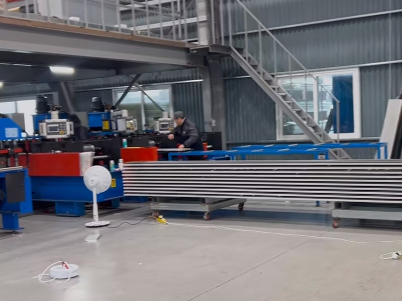 跳出 “內(nèi)卷” 漩渦！中拓冷彎聯(lián)合韓方研發(fā)光伏屋面板型，邁向綠色能源新時(shí)代