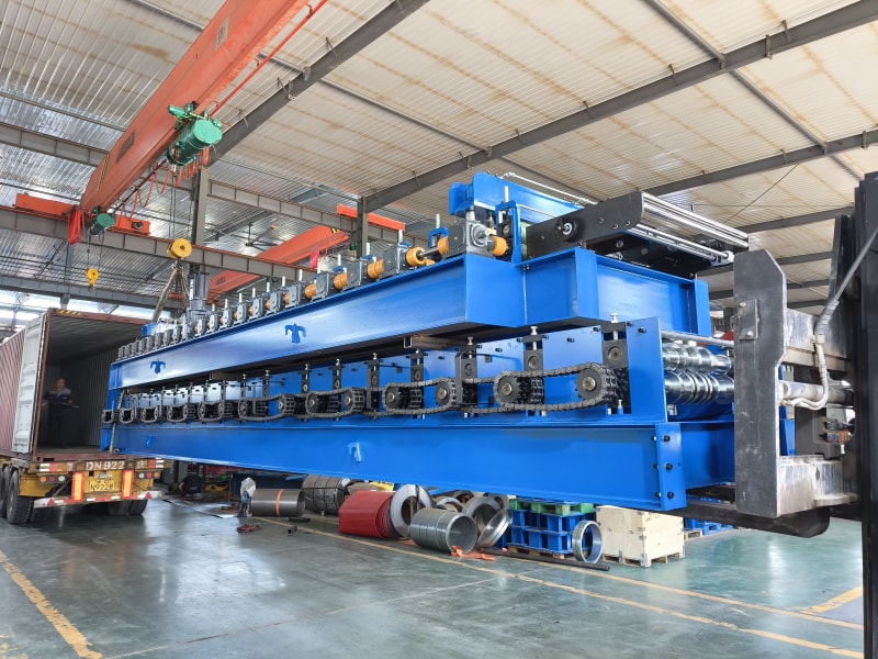 中拓冷彎裝箱發(fā)運(yùn)如火如荼，細(xì)節(jié)把控詮釋對(duì)客戶的鄭重承諾，七箱設(shè)備同日啟程奔赴多國(guó)，裝箱環(huán)節(jié)彰顯責(zé)任擔(dān)當(dāng)