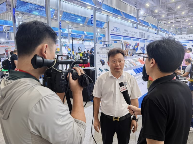 中拓徐總帶隊(duì)亮相第 138 屆廣交會(huì)！冷彎設(shè)備引全球關(guān)注，接受央視采訪談中國制造出海